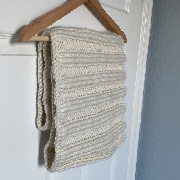 Handmade knitted cowl - white/cream - Picture 4 of 4